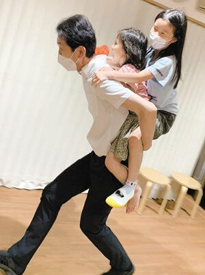 写真6、「 おやこ広場」の写真。0歳児から小学校低学年の子どもたちが遊びにくる。親御さん同士はゆっくりお茶を飲みながらおしゃべり。