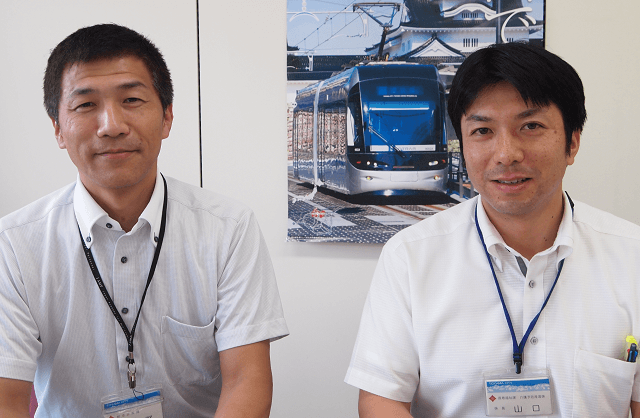 写真1:富山市が抱える課題に対しての対策を語る(左)富山市都市整備部都市政策課の狩野雅人氏。(右)富山市福祉保健部長寿福祉課の山口敬氏の写真。